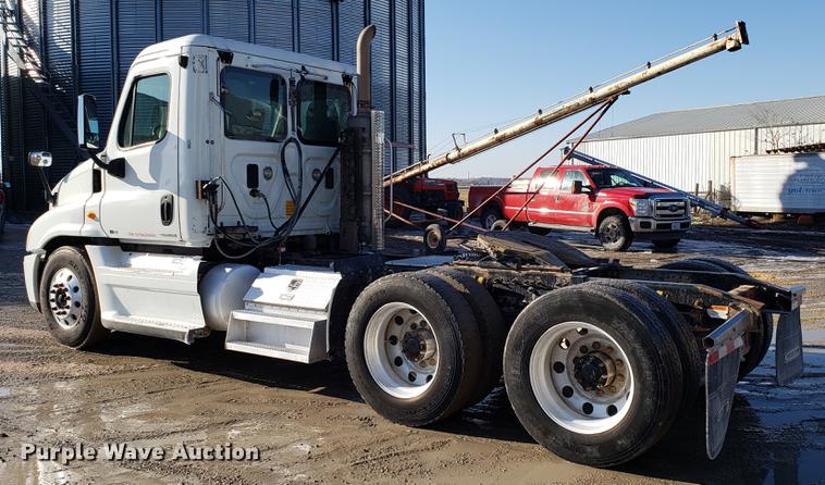 image for item DD3955 2010 Freightliner Cascadia semi truck