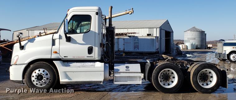 image for item DD3955 2010 Freightliner Cascadia semi truck