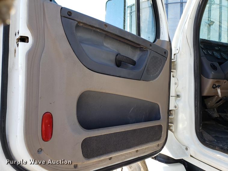 image for item DD3955 2010 Freightliner Cascadia semi truck