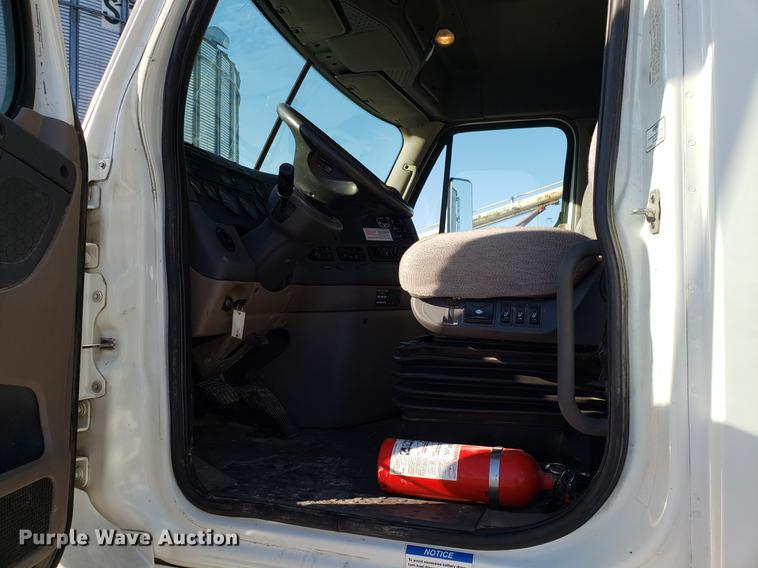 image for item DD3955 2010 Freightliner Cascadia semi truck