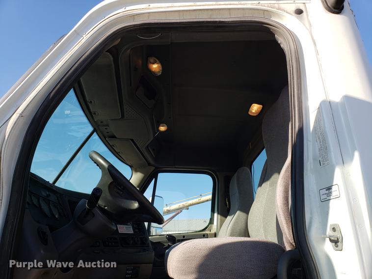 image for item DD3955 2010 Freightliner Cascadia semi truck