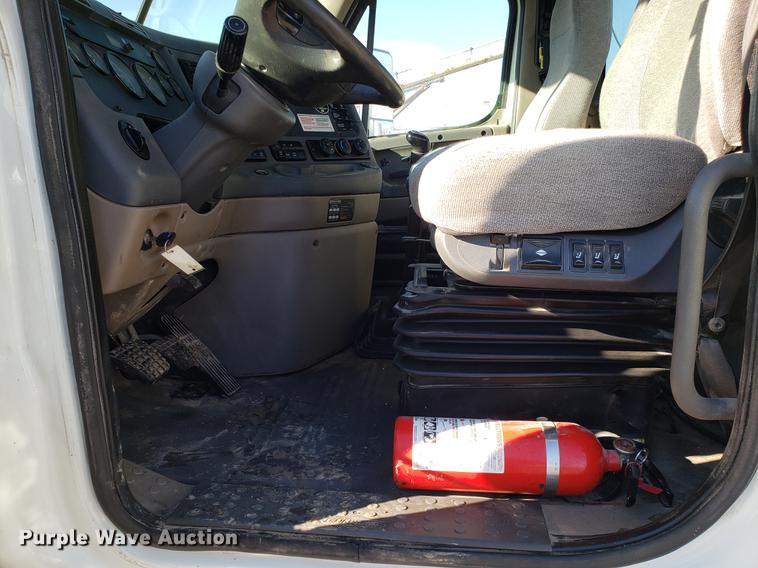 image for item DD3955 2010 Freightliner Cascadia semi truck