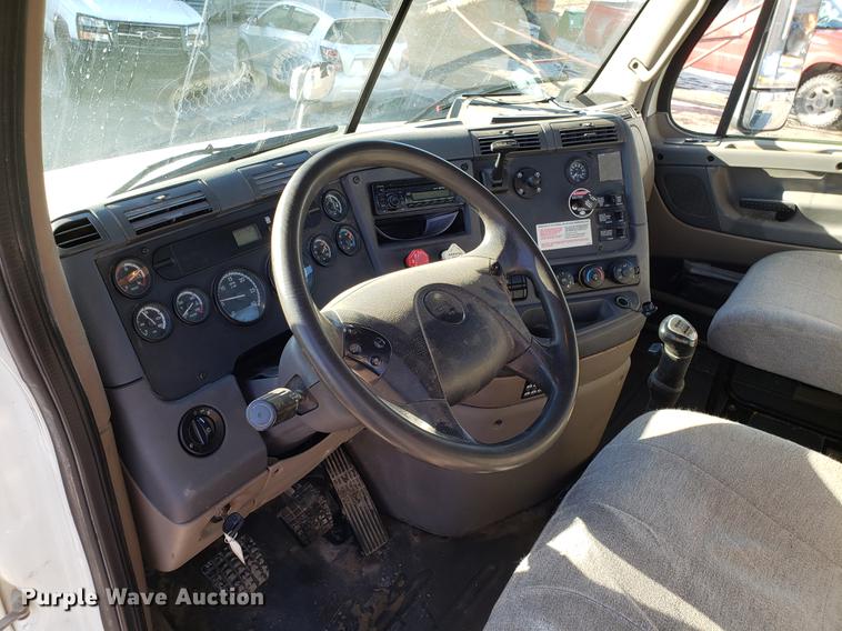 image for item DD3955 2010 Freightliner Cascadia semi truck