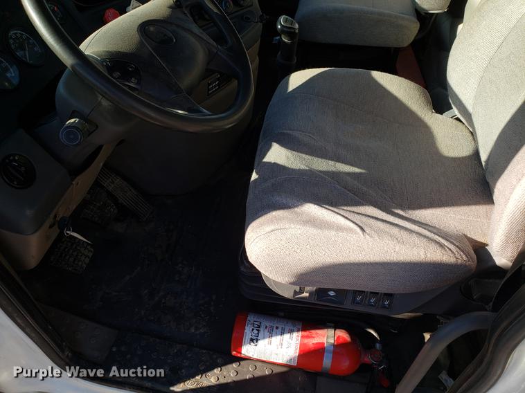 image for item DD3955 2010 Freightliner Cascadia semi truck