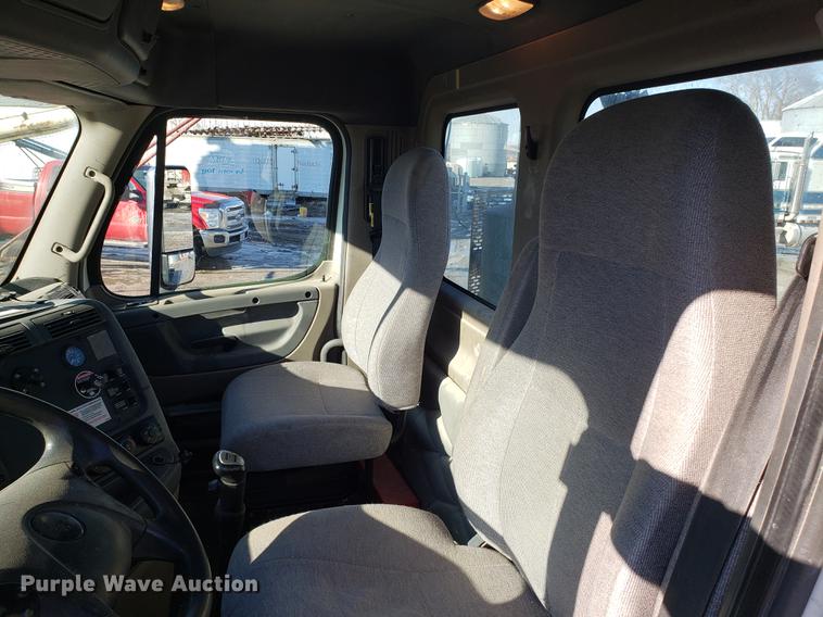 image for item DD3955 2010 Freightliner Cascadia semi truck