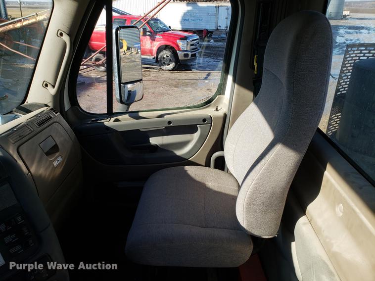 image for item DD3955 2010 Freightliner Cascadia semi truck