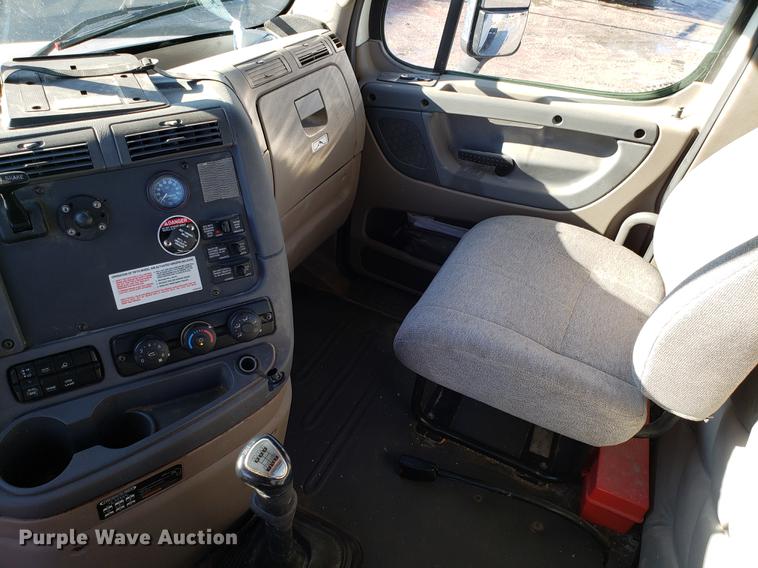 image for item DD3955 2010 Freightliner Cascadia semi truck