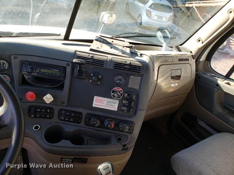 image for item DD3955 2010 Freightliner Cascadia semi truck