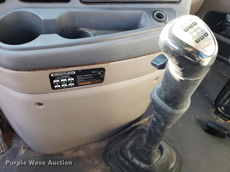 image for item DD3955 2010 Freightliner Cascadia semi truck