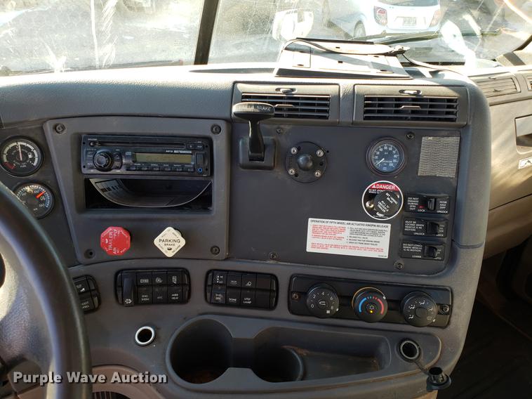 image for item DD3955 2010 Freightliner Cascadia semi truck