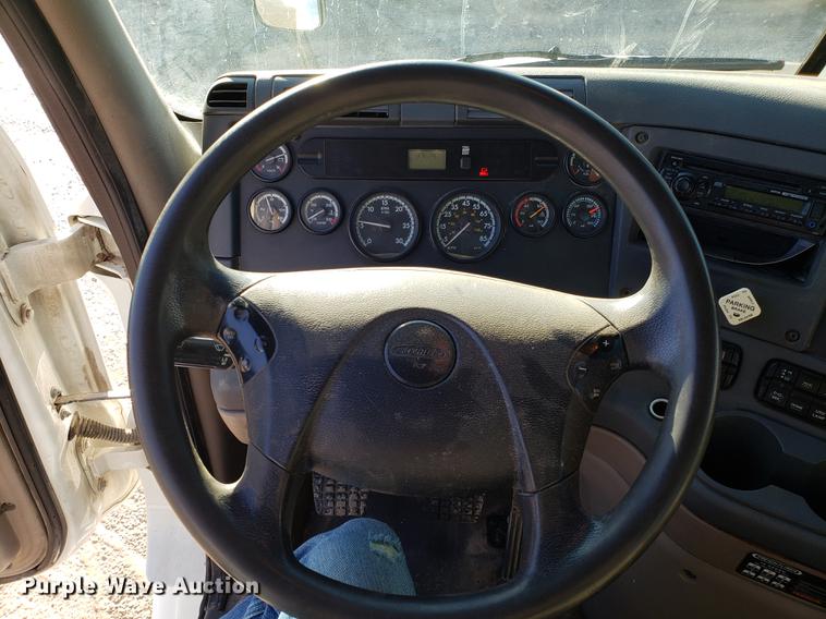 image for item DD3955 2010 Freightliner Cascadia semi truck