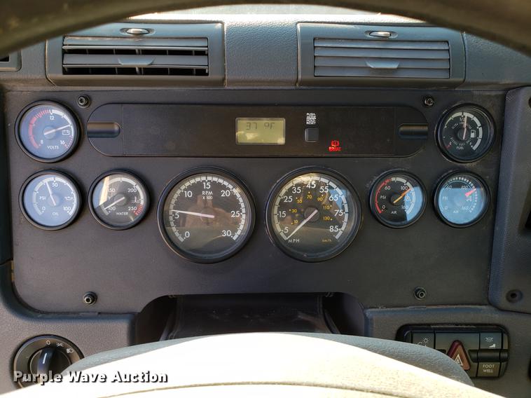 image for item DD3955 2010 Freightliner Cascadia semi truck