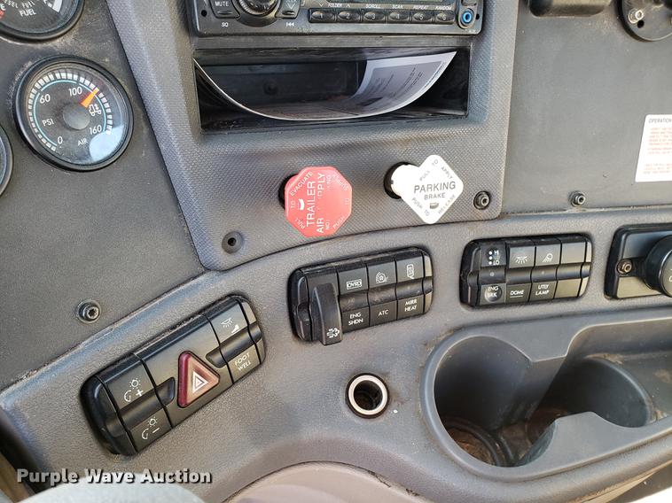 image for item DD3955 2010 Freightliner Cascadia semi truck