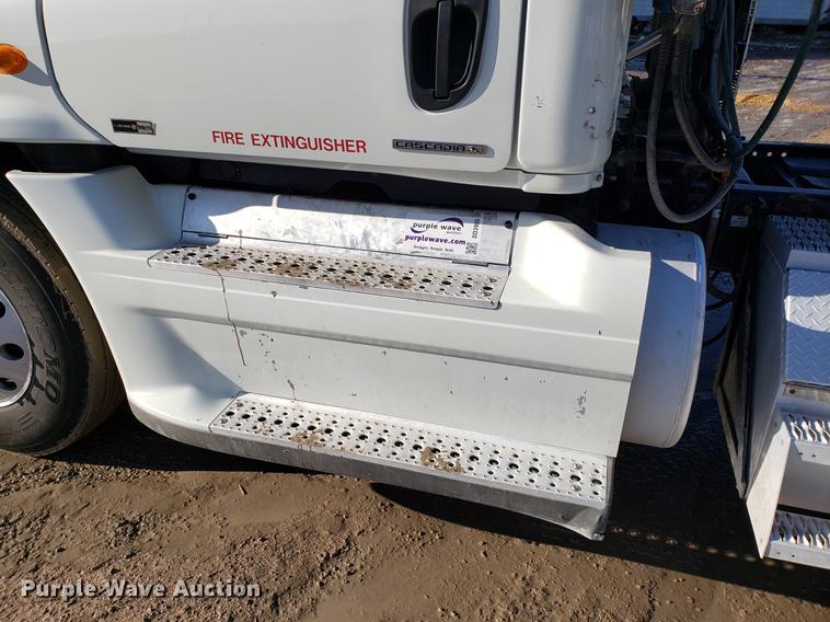 image for item DD3955 2010 Freightliner Cascadia semi truck