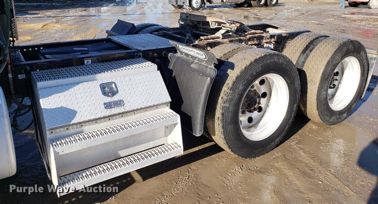 image for item DD3955 2010 Freightliner Cascadia semi truck