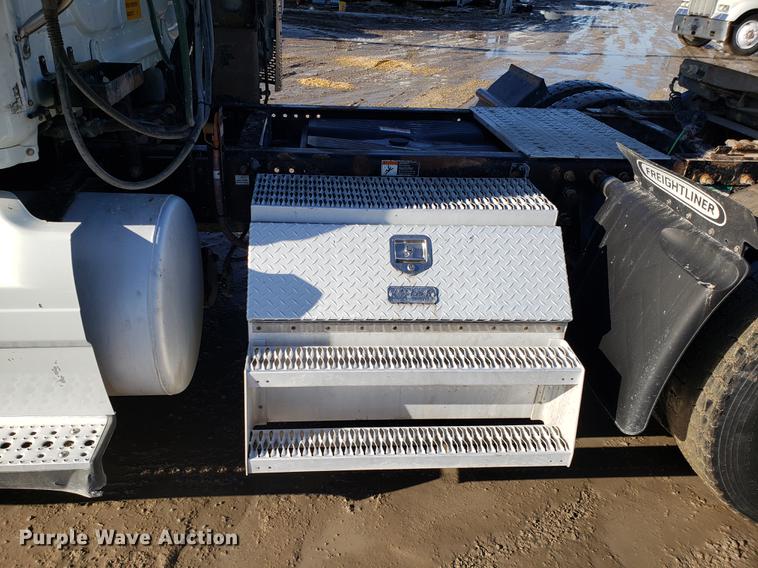 image for item DD3955 2010 Freightliner Cascadia semi truck