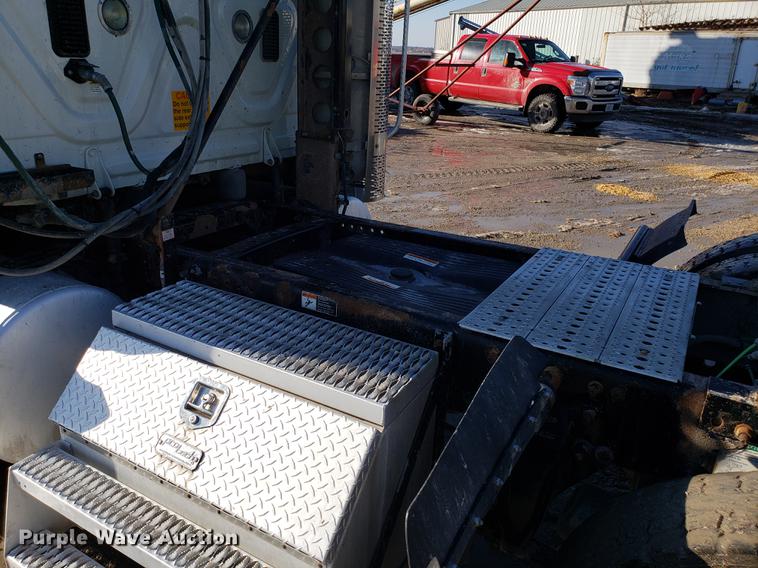 image for item DD3955 2010 Freightliner Cascadia semi truck