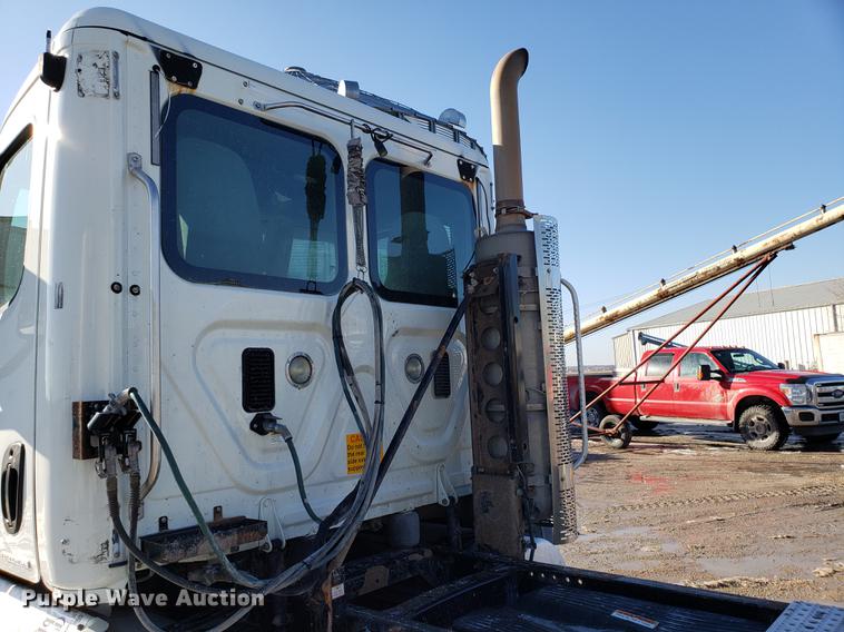 image for item DD3955 2010 Freightliner Cascadia semi truck