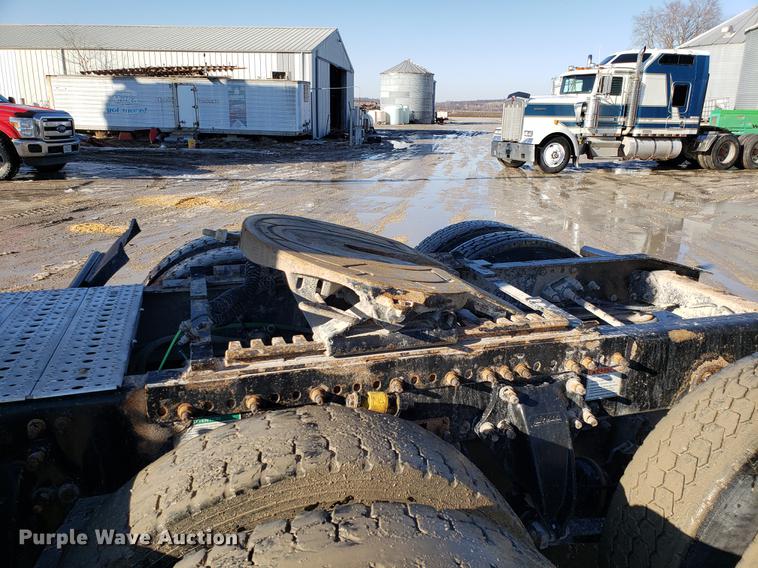 image for item DD3955 2010 Freightliner Cascadia semi truck