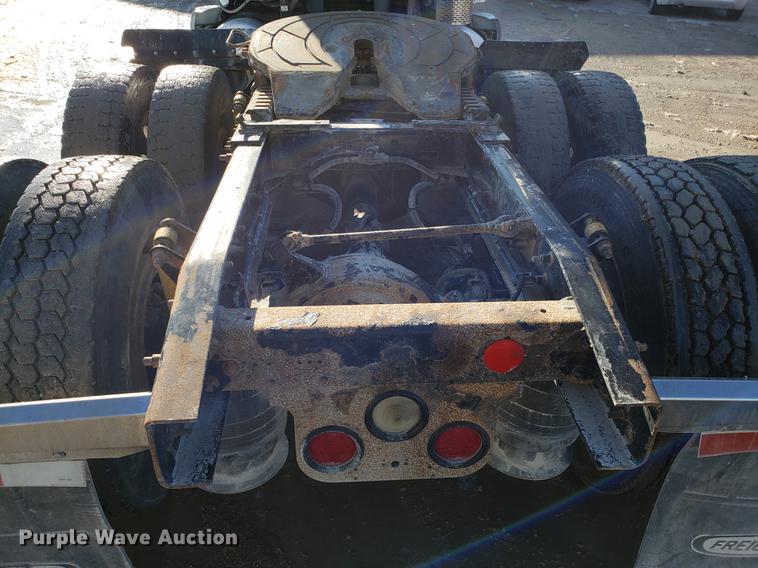 image for item DD3955 2010 Freightliner Cascadia semi truck