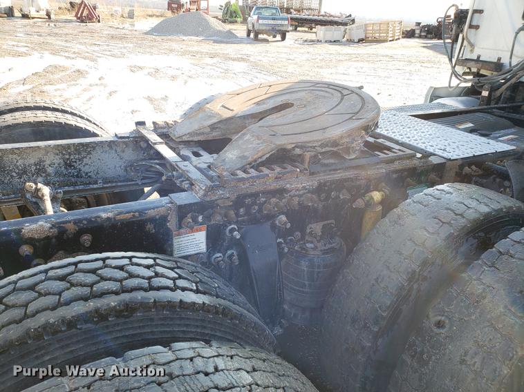 image for item DD3955 2010 Freightliner Cascadia semi truck