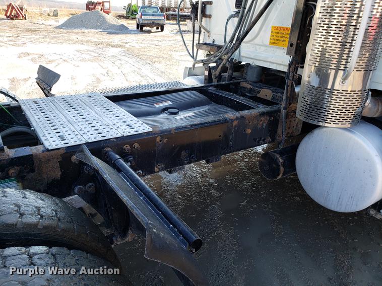 image for item DD3955 2010 Freightliner Cascadia semi truck