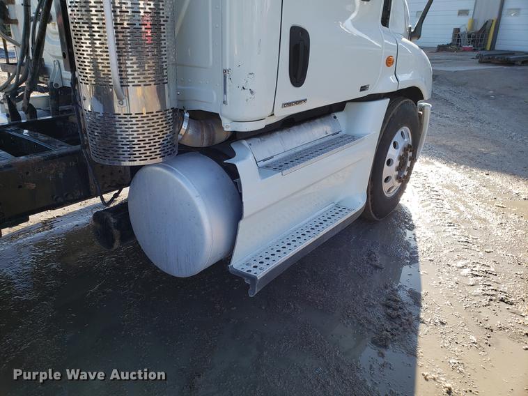 image for item DD3955 2010 Freightliner Cascadia semi truck