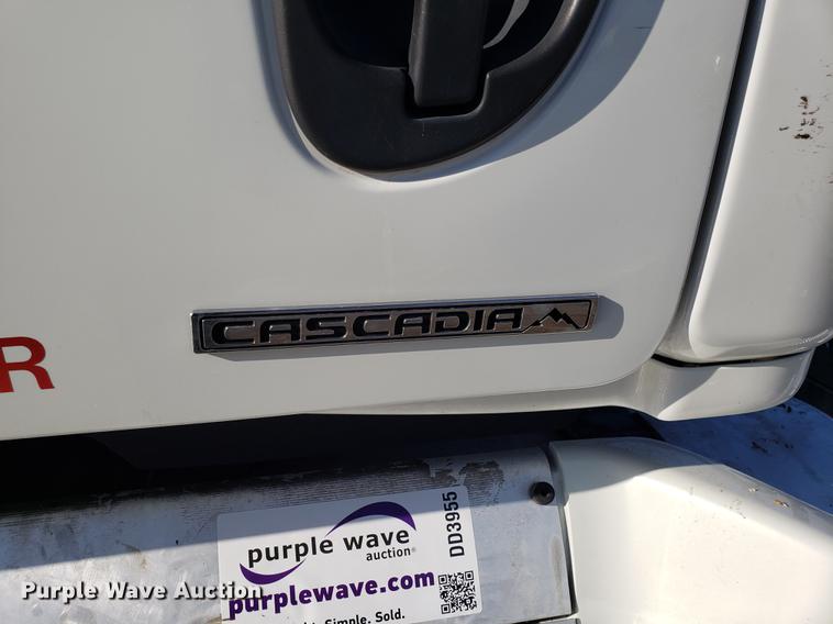 image for item DD3955 2010 Freightliner Cascadia semi truck