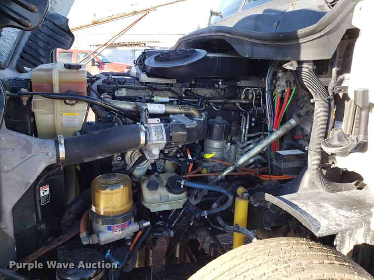 image for item DD3955 2010 Freightliner Cascadia semi truck