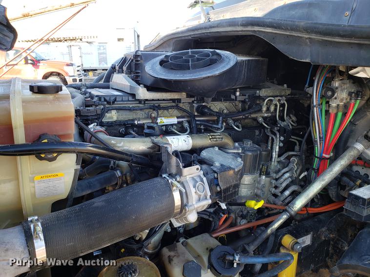 image for item DD3955 2010 Freightliner Cascadia semi truck