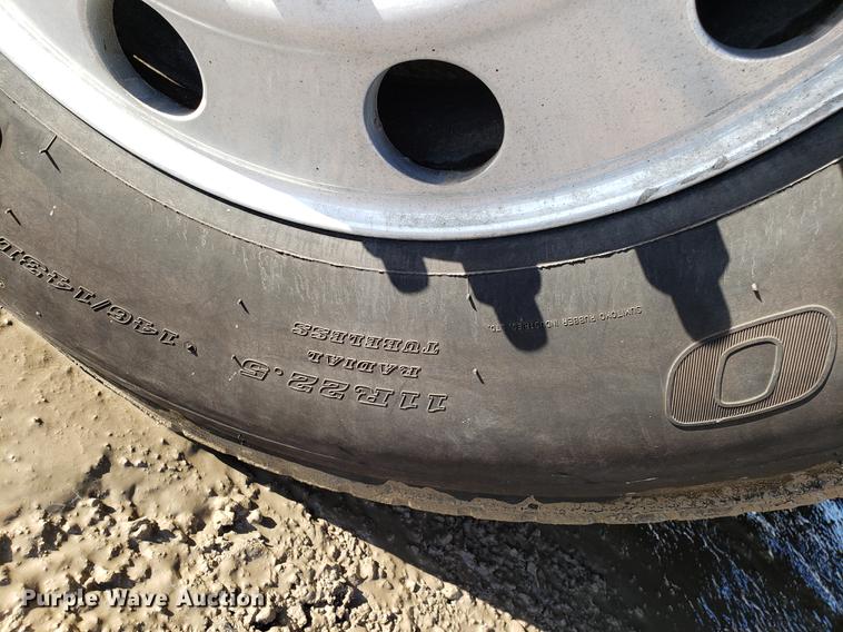 image for item DD3955 2010 Freightliner Cascadia semi truck