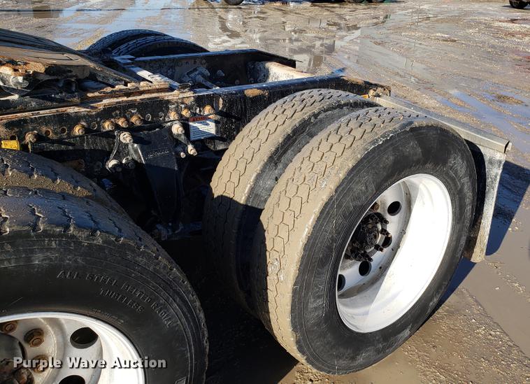 image for item DD3955 2010 Freightliner Cascadia semi truck