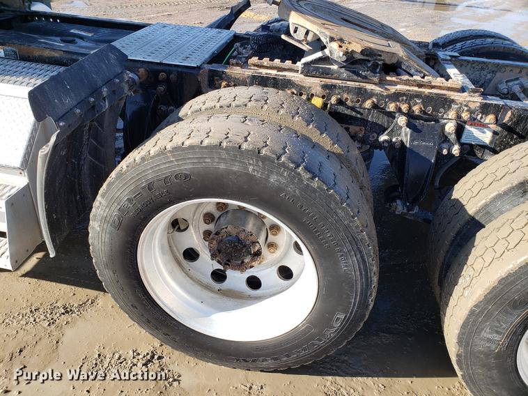 image for item DD3955 2010 Freightliner Cascadia semi truck