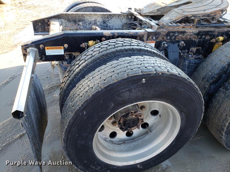 image for item DD3955 2010 Freightliner Cascadia semi truck