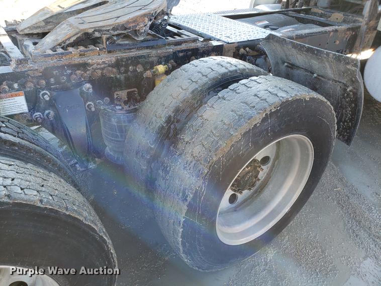 image for item DD3955 2010 Freightliner Cascadia semi truck