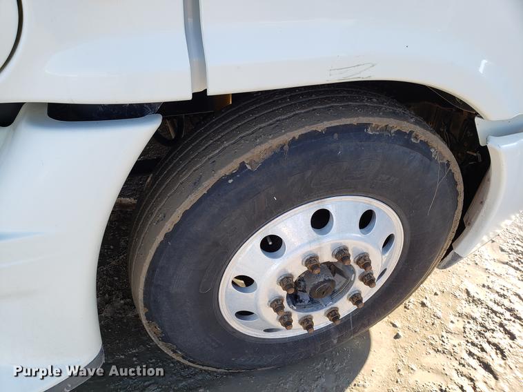 image for item DD3955 2010 Freightliner Cascadia semi truck