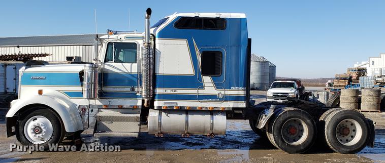 image for item DD3956 1993 Kenworth W900 semi truck
