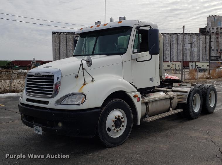 image for item DD3960 2005 Freightliner Columbia 120 semi truck