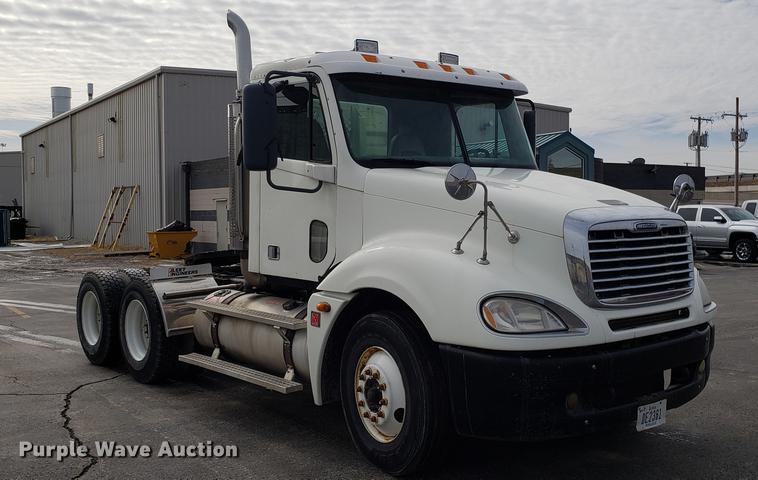 image for item DD3960 2005 Freightliner Columbia 120 semi truck