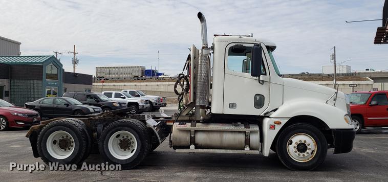 image for item DD3960 2005 Freightliner Columbia 120 semi truck
