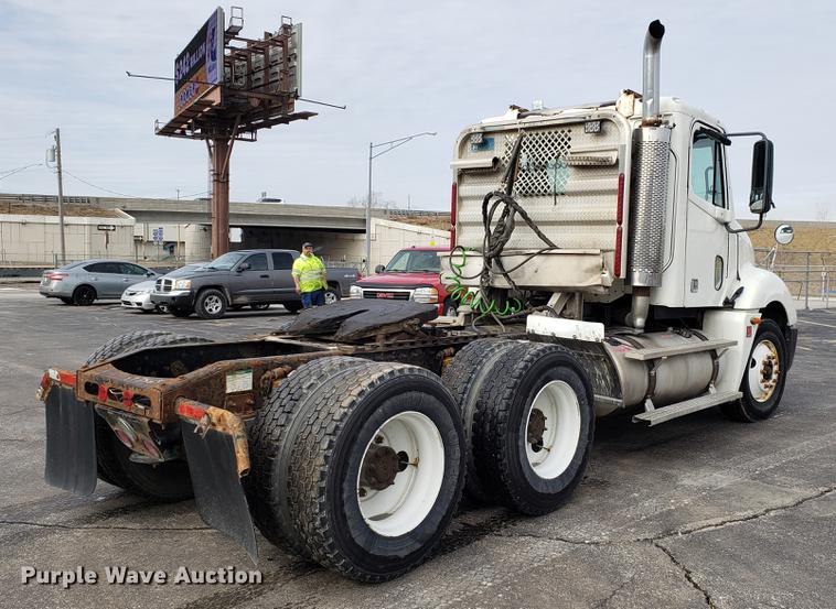 image for item DD3960 2005 Freightliner Columbia 120 semi truck