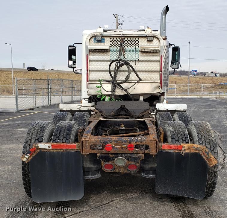 image for item DD3960 2005 Freightliner Columbia 120 semi truck