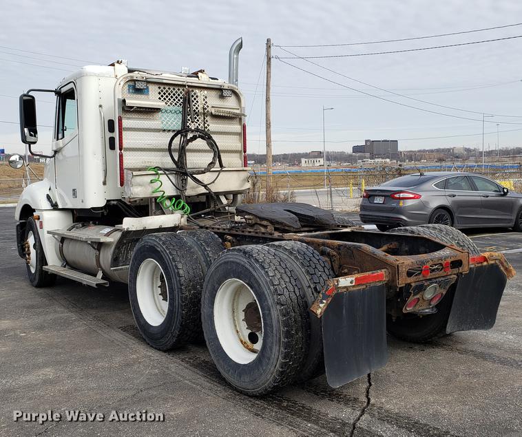image for item DD3960 2005 Freightliner Columbia 120 semi truck