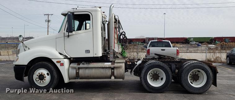 image for item DD3960 2005 Freightliner Columbia 120 semi truck