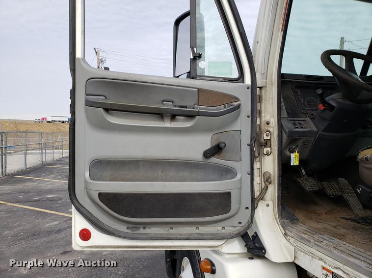 image for item DD3960 2005 Freightliner Columbia 120 semi truck