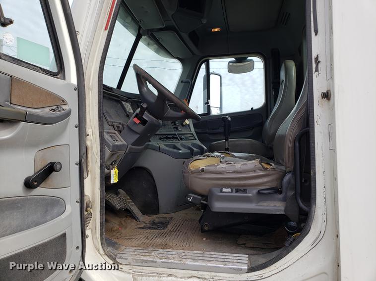 image for item DD3960 2005 Freightliner Columbia 120 semi truck