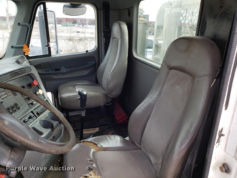 image for item DD3960 2005 Freightliner Columbia 120 semi truck