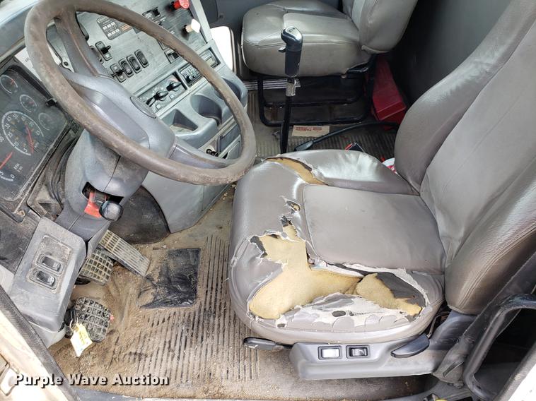 image for item DD3960 2005 Freightliner Columbia 120 semi truck