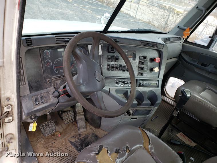 image for item DD3960 2005 Freightliner Columbia 120 semi truck