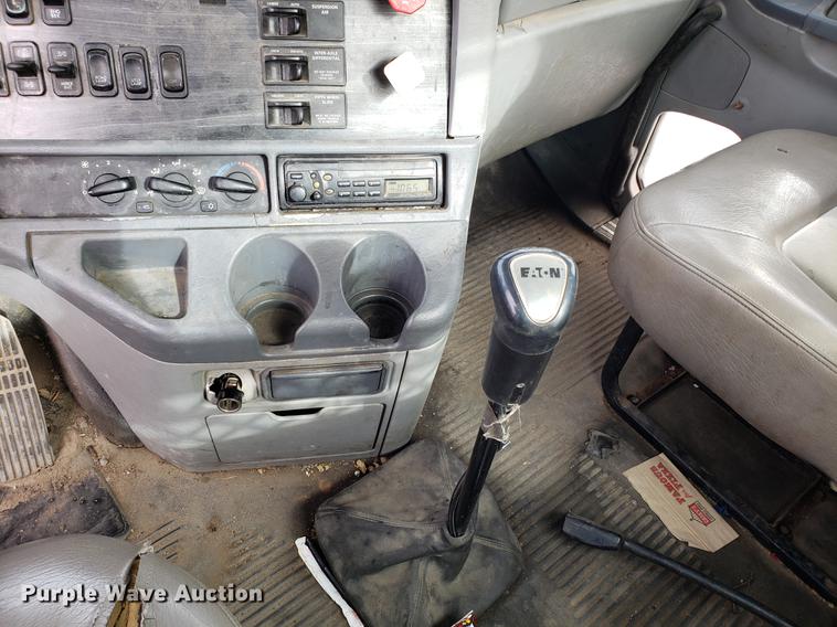 image for item DD3960 2005 Freightliner Columbia 120 semi truck